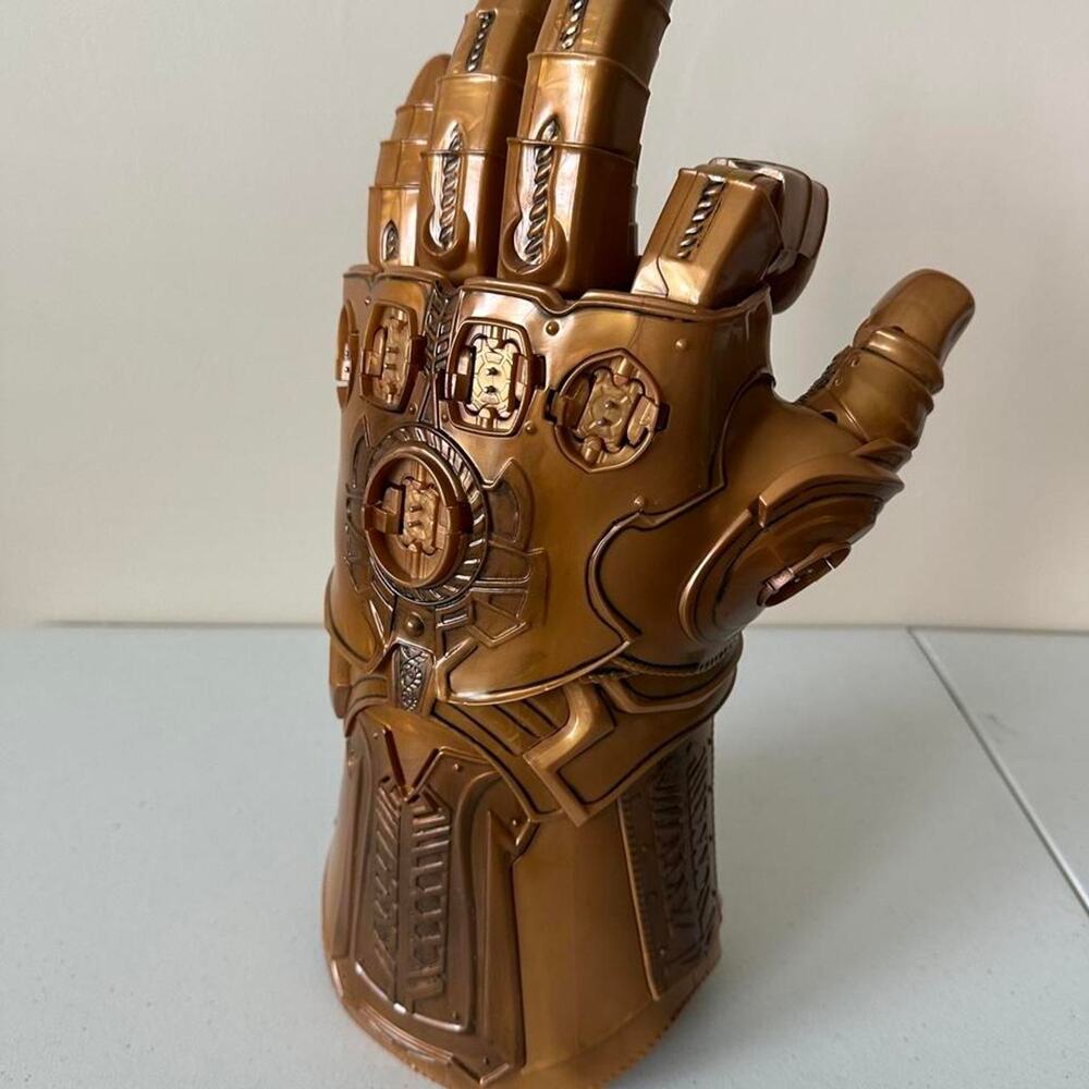 Avengers infinity war thanos gauntlet NWOT